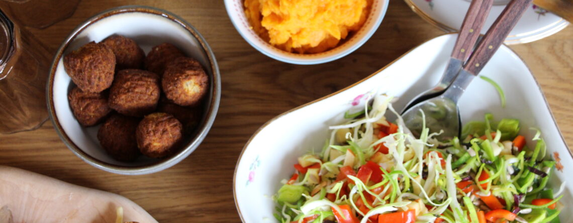 Falafel, søteplamos og spískkálssalat